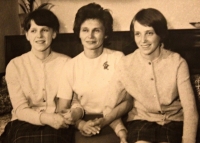 Jana Pekárková (right) with her mother Irena Komersová and sister Daniela (Ina) Komersová, 1973