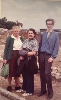 Mum (centre) of Jiří Junek, in Zoo Dvůr Králové, 1973