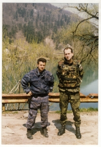 Jaroslav Španko with a Serbian policeman in Bosnia, 1996