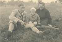 Dad of the witness with his parents, Teplice-Zuckmantel, 1944