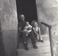 Vlček sisters with grandfather