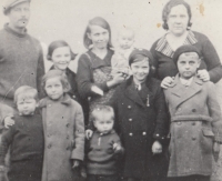 Witness in the middle with her mother, her father on the left, her aunt on the right, her father's siblings at the bottom, 1934