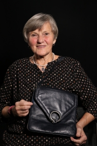 Pamětnice s kabelkou, kterou dostala jako účastnice na LOH v Mnichově (1972), 2025