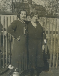 Grandmother Marie Breitlerová with daughter Alžběta, witness's mother, 1933
