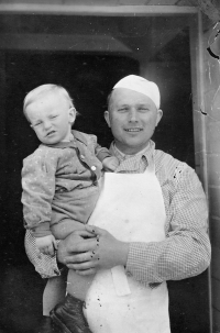 František Drbohlav with his father in April 1943