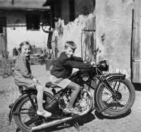 František Drbohlav with his sister Věra in the yard 1952