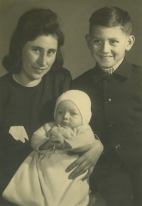 Mother Alžběta with elder son Roland and newborn Petr, 1944