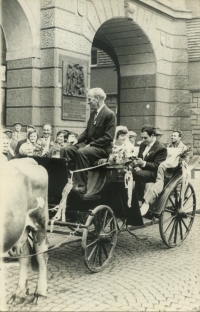 Jana and Roland'S wedding, going from the municipal ceremony to the church, Náchod 1963