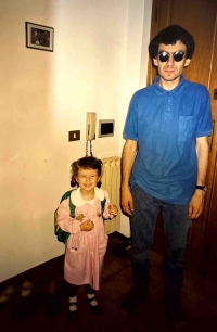 Kvido Sandroni going to kindergarten with his daughter Francisca, October 2002, Firenze