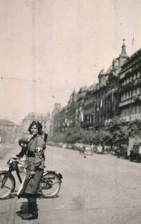 A woman with a "P" in the streets of Prague