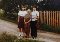 On the left Brunhilde Kalianková with her mother Maria Spielvogelová