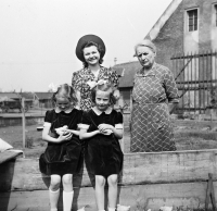 Jitka Havránková (bottom right) with her sister, grandmother and the governess