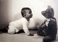 malá marcelka s medvíkem