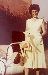 rok 1959 nebo 1963 Alena Trachtová s dcerou