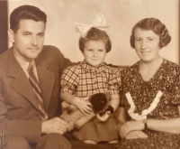 1938 - uprostřed Alena Sulíková ( Trachtová ) 3 roky, s tatínkem Josefem Sulíkem a maminkou Marií Sulíkovou