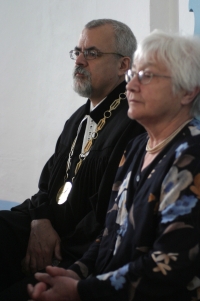 Synod curator Mahulena Čejková, with compatriots from Romania, 2007