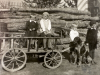 Vlasta Pavlíková (left) with brother Jiří (right, wearing white)