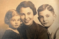 Peter Briess (right) with his mother Else Schulhof (Briess) and sister Hanna Briess, 1939
