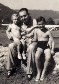 Peter Briess (right) with his father Hans Briess and sister Hana Briess, 1941