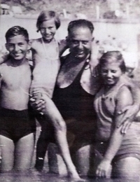 Peter Briess (left) with cousins Eva and Anita Graetzer and father Hans Briess, 1944
