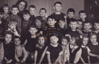 Class photo, 1952, Tadeusz Wilk above, second from the right
