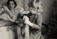 Ivanka Fišerová with her mother, 1954