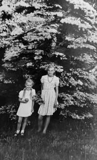 Ludmila Janků with her sister in the 1950s