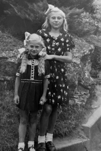 Ludmila Janků with her sister on her arrival in Czechoslovakia in 1947