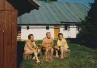 Lubomír Šlechta (vlevo) s přáteli utíkal před všudypřítomnou tíživou atmosférou 70. a 80. let o víkendech na venkov