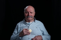 Petr Sodomka se svou poslední zlatou medailí z individuálního závodu vodního slalomu (Spittal - 1977)