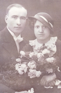 Wedding photographs of the witness´s parents - Rudolf Drahoš and Eliška Drahošová, née Macháčková, 1936