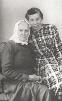 Marie Paßler, a former midwife, and her daughter Erna Rost, who was not deported, Erna Rost took care of the graves of compatriots in the Teplice cemetery