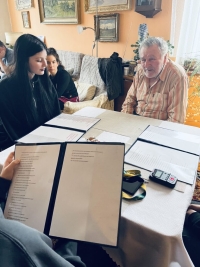 Vlastimil Šindelář with children from Aš Primary School during the recording of Tales of Our Neighbours, 2024