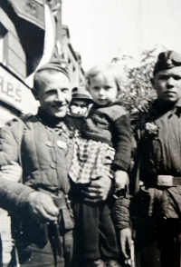 Little Eva in the arms of Red Army soldiers