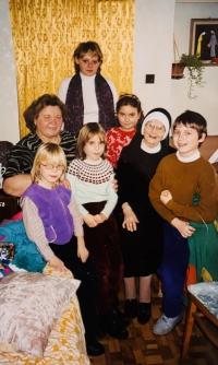Oldřiška Št'ovová with Matinka and grandchildren, January 2003