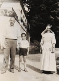 "Matinka", sister Eliška Šrubařová (right) with Mr. Kalina and his son