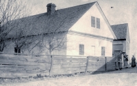 Marie Volovská's birth house in Jamnice No. 32. On the photo on the left is her mother's older sister Marie, next to her Aloisie Kleiblová. Photo from 1913