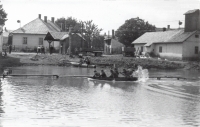 The "Cross the Pond" competition has a long tradition in Jamnice. In the picture participants of the competition in 1970 - in the background the former bridge scales and behind it the former school flat, on the right the firehouse