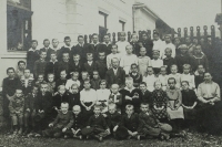 Photograph of pupils from the Jamnice municipal school from 1921. On the reverse side: Prusek Teodor, teacher in Jamnice, born on 7 November 1860 in Milostovice, died on 13 December 1956 at the age of 96, last residence in Opava, Gudrichova 37. Pruskova Marie, industrial teacher - unmarried, born 29 August 1887, subsequently residing in Opava, Gudrichova 37