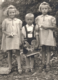Three Kleibl siblings in the garden of their house in Jamnice. Marie Volovská standing on the left, ca. end of the first half of the 1940s