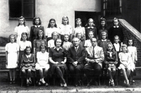 School photos of pupils of the primary school in Jaktař. In the middle, sitting in a dark suit, the headmaster Mr. Flanderka, Marie Volovská standing in the second row, second from the right, 1947