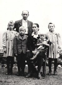 Family photo of Kleibl. From left: eldest sister Věra, brother Ladislav, sister Růžena, Marie Volovská with mother Aloisie and father František, mid 1940s