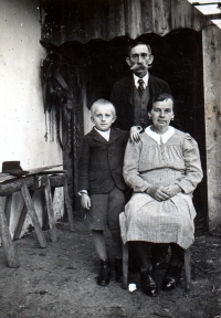 Lambert Vémola with his second wife Františka and son Zdeněk in Jamnice, 1941