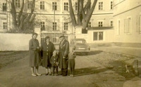 Relatives from Třeboň in front of the chateau in Vojkov, the witness on the left, 1960s