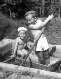 Martin Kratochvíl (right) with his brother Pavel in the early 1950s