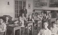 Alfred Milan Satke (uprostřed) jako žák Měšťanské školy ve Vítkově, rok 1949