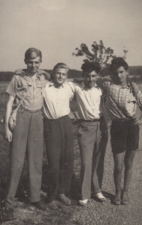 Alfréd Milan Satke – první zleva, bramborová brigáda na Vítkovsku, 50. léta