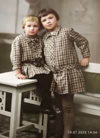 Sisters Zdena and Emilie Šimková, 1929