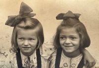 Sisters Jindřiška and Iva, 1941