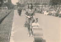 Vladimíra Čermáková with her mother on Jiřího z Poděbrad Square in 1943